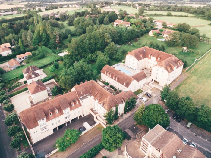 Appart'Hôtel La Roche Posay - les bâtiments en vue aérienne Appart'Hôtel La Roche Posay - les bâtiments en vue aérienne