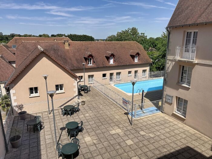 Appart'Hôtel La Roche Posay - les bâtiments et la piscine