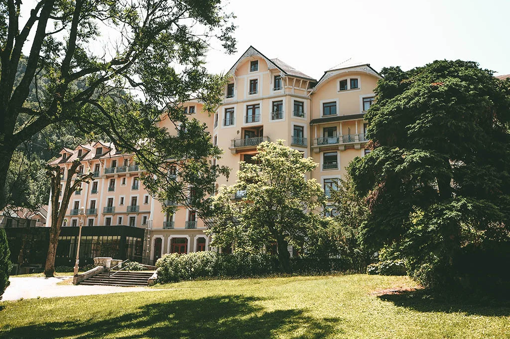 Résidence Appart’Hôtel Le Splendid Allevard Terres de France, idéale pour les séjours bien-être, cures et vacances en montagne.