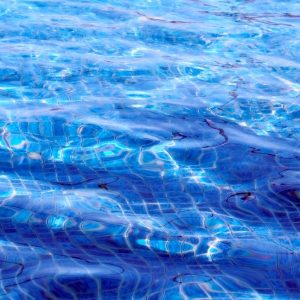 Femme en cure thermale profitant d’un moment de détente avec Terres de France