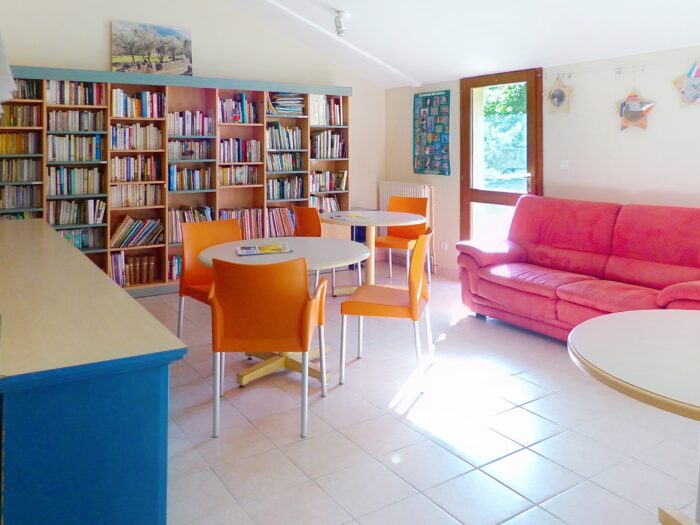 Domaine des Vans - La bibliothèque à la réception Domaine des Vans - La bibliothèque à la réception