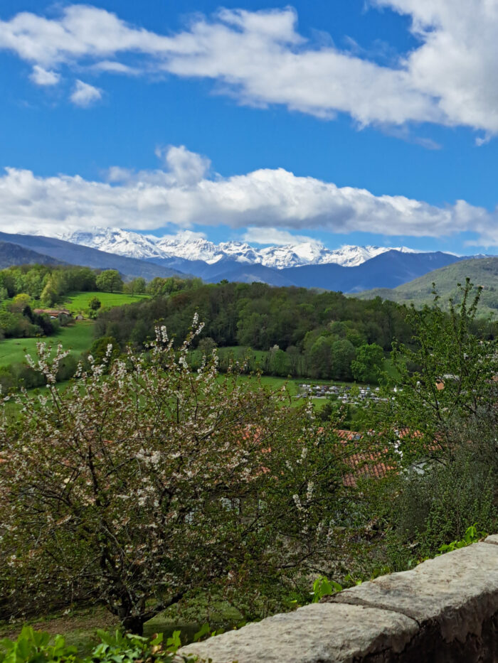 La vue sur les Pyrénées depuis le Domaine du Palais de Saint-Lizier La vue sur les Pyrénées depuis le Domaine du Palais de Saint-Lizier