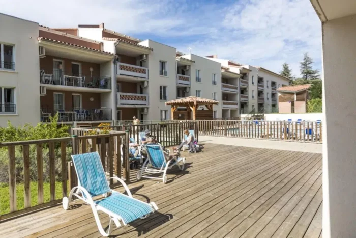 Résidence Côté Provence - La résidence et sa terrasse bois Résidence Côté Provence - La résidence et sa terrasse bois