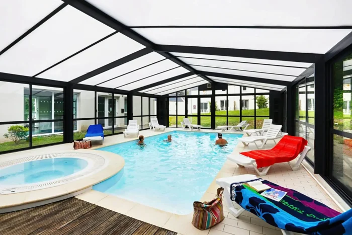 Domaine de la Baie - La Piscine couverte