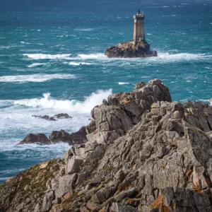 Falaises et sentiers de la Pointe du Raz à Audierne dans le Finistère, vue sur l’océan Atlantique.