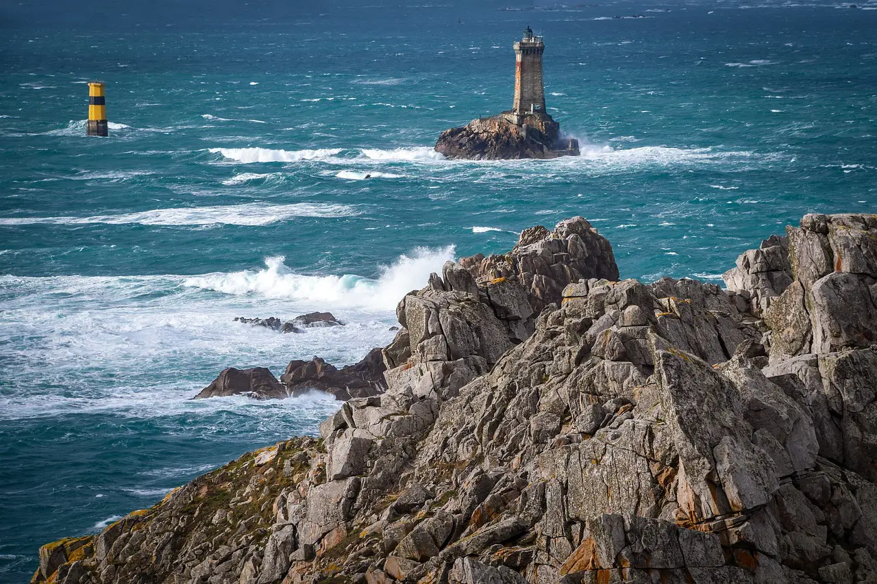 Falaises et sentiers de la Pointe du Raz à Audierne dans le Finistère, vue sur l’océan Atlantique.