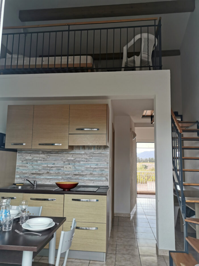 Les Hauts du Maquis - cuisine et mezzanine Les Hauts du Maquis - cuisine et mezzanine