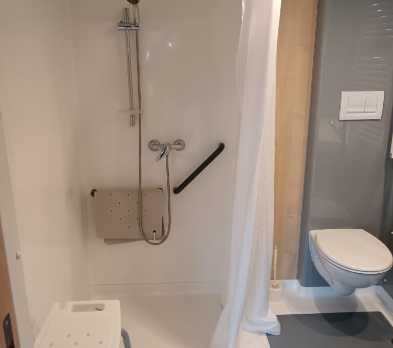 Domaine du Moulin Neuf - Salle de bain PMR