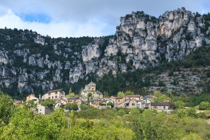Village pittoresque et falaise dans le Lot