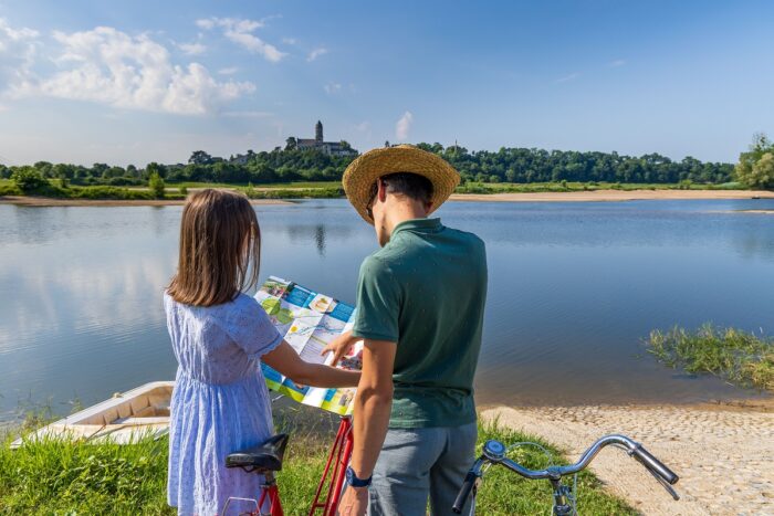 Cyclistes longeant la Loire dans les Mauges en Anjou lors d’un week-end nature