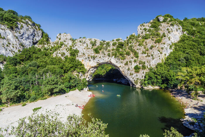 Village de caractère en Ardèche entouré de nature, idéal pour un week-end de randonnée