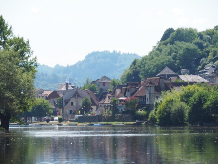 Randonnée en pleine nature en Corrèze près d’un lac et d’une forêt