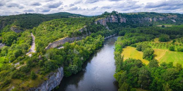 Canoë sur la Dordogne au pied des falaises, idéal pour un week-end nature