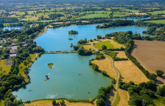 Pêche au bord d’un étang dans les Deux-Sèvres, idéal pour un week-end nature à Pescalis