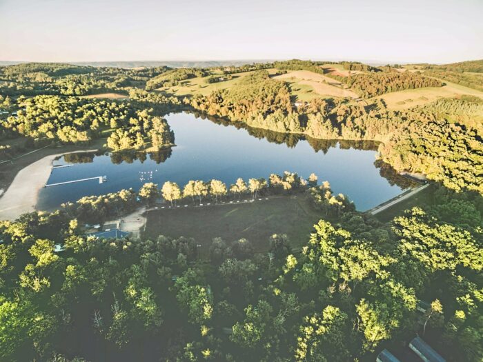 Hameaux de Miel et le lac vue du ciel