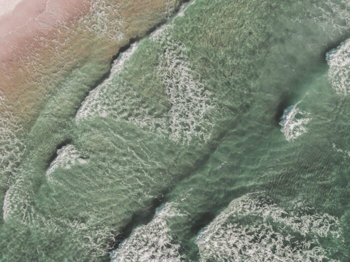 Vagues et littoral vus du ciel