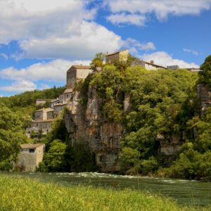 Aperçu du joli village de Balazuc en Ardèche, dominant la rivière depuis la falaise.
