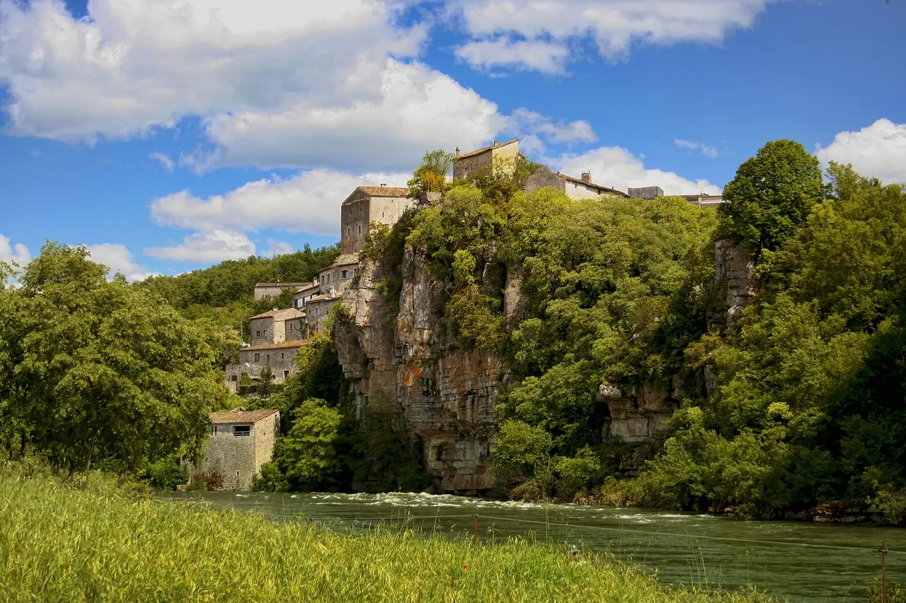 Aperçu du joli village de Balazuc en Ardèche, dominant la rivière depuis la falaise.
