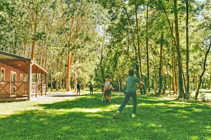 Enfants qui jouent à l'extérieur à Moncontour Active Park