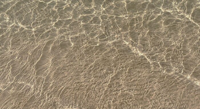 Mer à l'eau transparente