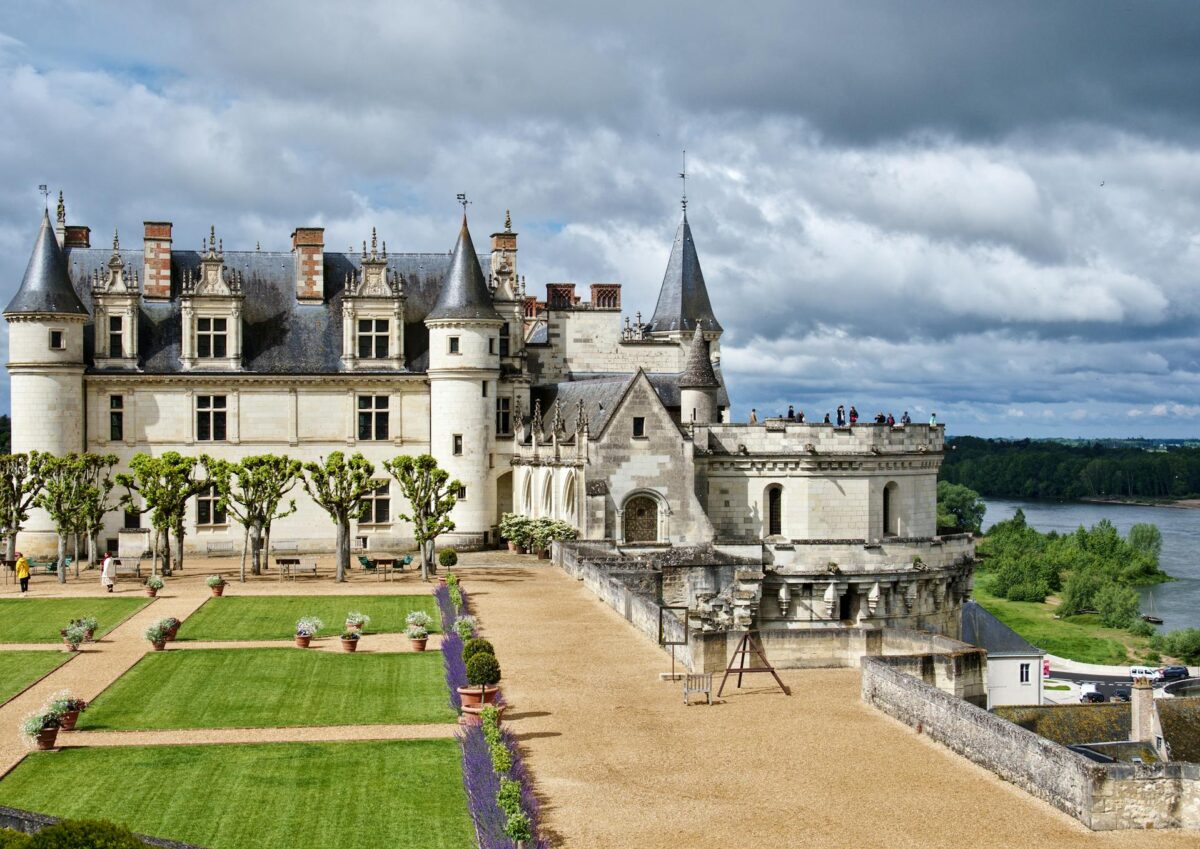 Vue sur le Château royal Amboise et ses jardins